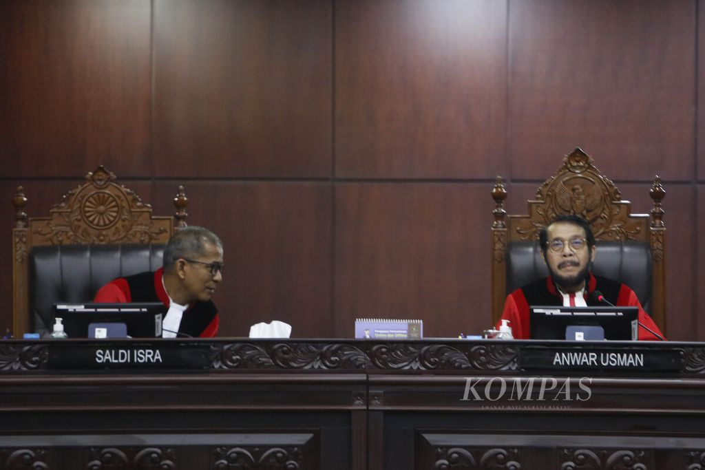 Ketua Mahkamah Konstitusi (MK) Anwar Usman (kanan) memimpin sidang pengujian materiil undang-undang di Jakarta, Senin (6/11/2023). 