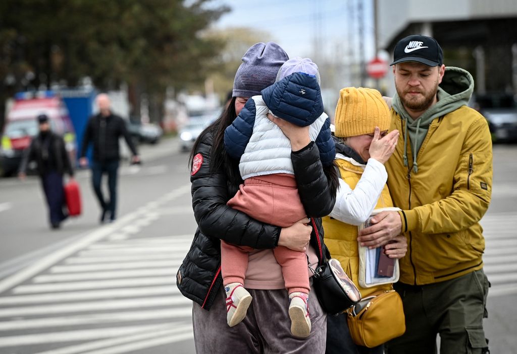 Pasangan suami istri warga Ukraina berhasil menyeberangi perbatasan Ukraina-Romania, Senin (18/4/2022). 