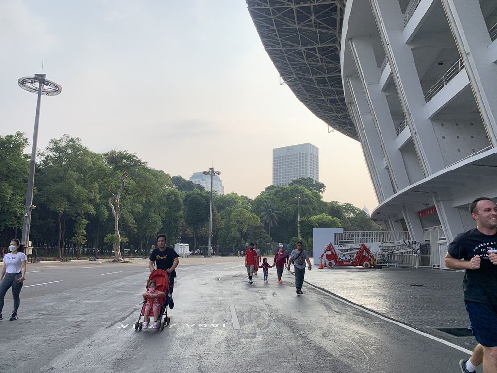 Sejumlah keluarga nampak berolahraga di kawasan stadion utama Gelora Bung Karno, Minggu (16/10/2022). Area olahraga itu juga dijadikan sebagai lokasi rekreasi keluarga karena dinilai ramah dan nyaman bagi anak-anak.