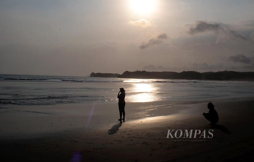 Suasana senja di Pantai Serang, Kabupaten Blitar, Jawa Timur pada Jumat (25/8).