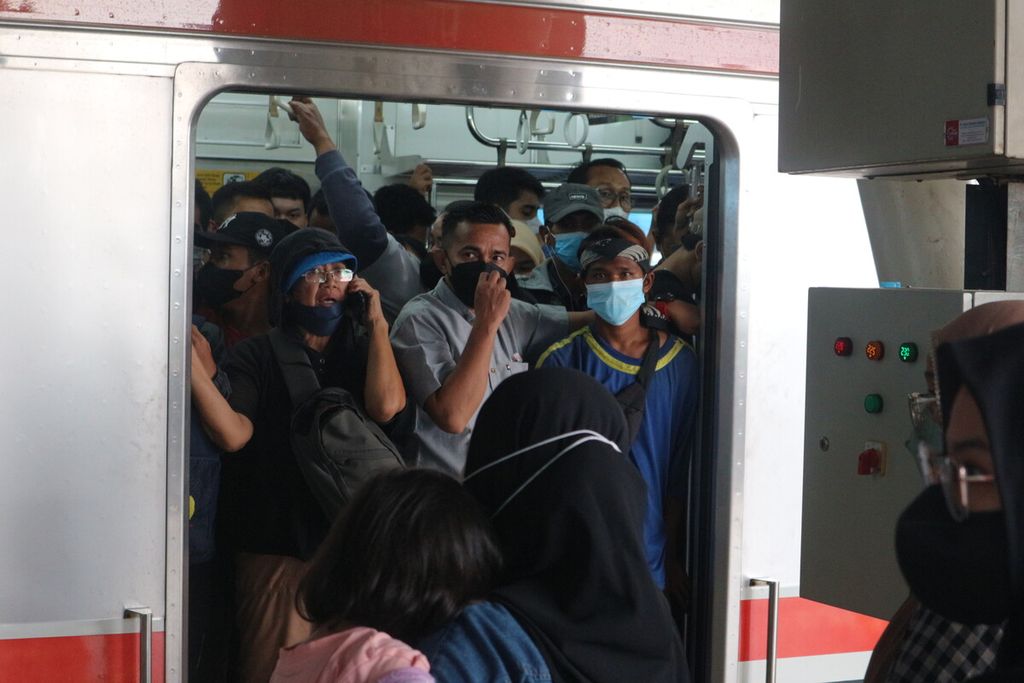 Pintu KRL arah Bogor yang sedang berhenti di Stasiun Manggarai dipenuhi penumpang, Jakarta Selatan, Selasa (3/1/2023).