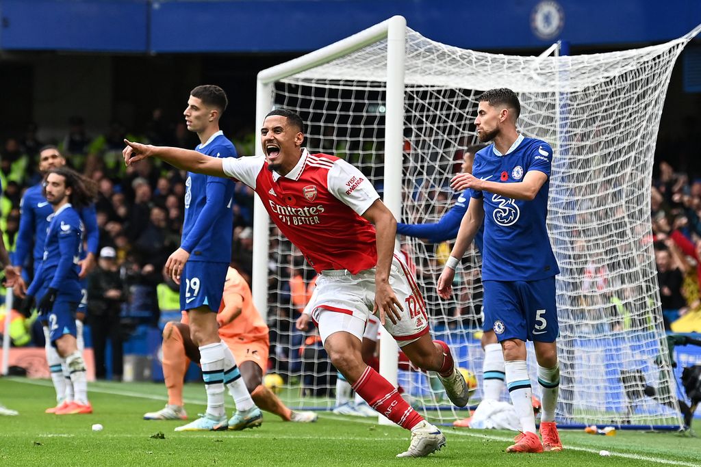 Bek Arsenal, William Saliba (tengah), merayakan gol timnya ke gawang Chelsea yang dicetak Gabriel Magalhaes (tidak terlihat) pada laga Liga Inggris di Stadion Stamford Bridge, London, Minggu (6/11/2022) malam. Arenal menang 1-0 atas tim tuan rumah. 
