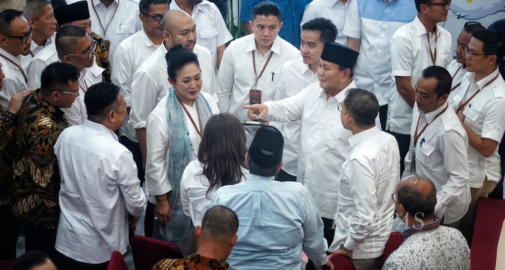 President-elect Prabowo Subianto, accompanied by vice president-elect Gibran Rakabuming Raka, approached his former wife, Siti Hediati or Titiek Soeharto, and his son, Didiet Hediprasetyo, after receiving the official decree from the General Election Commission as the elected president and vice president during the Open Plenary Meeting to Declare the Elected President and Vice President Couple of the 2024 Election at the KPU RI Building, Jakarta, on Wednesday (24/4/2024).