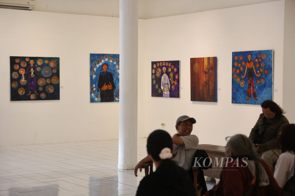Sejumlah lukisan karya Amrus Natalsya dan Misbach Tamrin ditampilkan dalam pameran <i>Dua Petarung</i> di Bentara Budaya Yogyakarta, Kota Yogyakarta, Jumat (15/12/2023). 