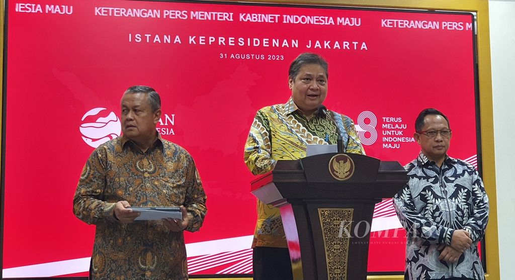 Menteri Koordinator Bidang Perekonomian Airlangga Hartarto (tengah) didampingi Gubernur Bank Indonesia Perry Warjiyo (kiri) dan Menteri Dalam Negeri Tito Karnavian (kanan) memberikan keterangan seusai Rapat Koordinasi Nasional Pengendalian Inflasi di Istana Negara, Jakarta, Kamis (31/8/2023).