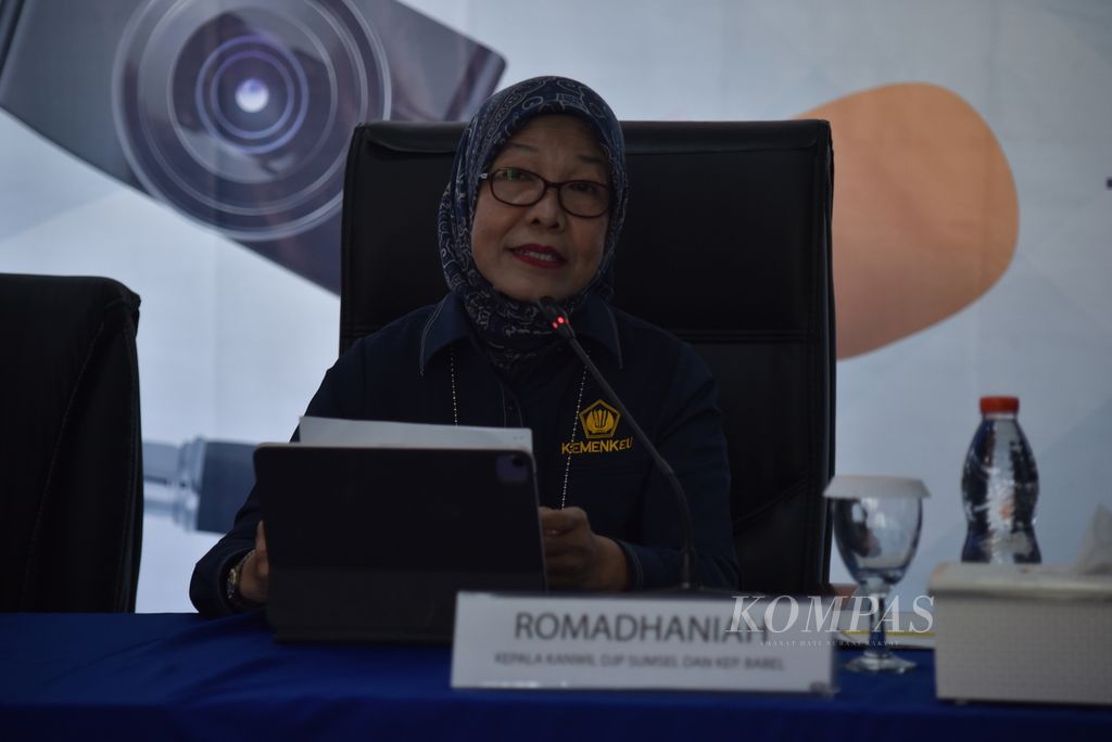Romadhaniah, Kepala Kantor Wilayah DJP Sumatera Selatan dan Kepulauan Bangka Belitung, memberikan keterangan pers mengenai penanganan dugaan kasus korupsi yang melibatkan tiga pegawai Kantor Pajak Pratama Palembang dalam konferensi pers di Palembang, Rabu (1/11/2023). 