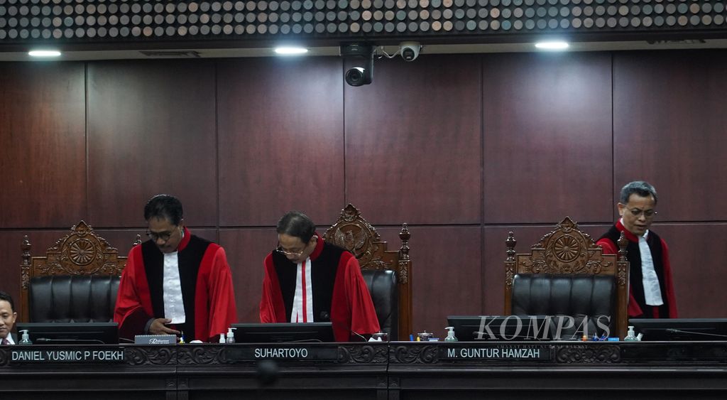 Ketua persidangan, yaitu Hakim Konstitusi Suhartoyo (tengah), didampingi Hakim Konstitusi Daniel Yusmic Pancastaki Foekh (kiri) dan Guntur Hamzah, memasuki ruangan sidang panel 1 untuk memulai kembali sidang perselisihan hasil pemilihan umum pemilihan legislatif panel 1 di Mahkamah Konstitusi, Jakarta, Senin (29/4/2024). 