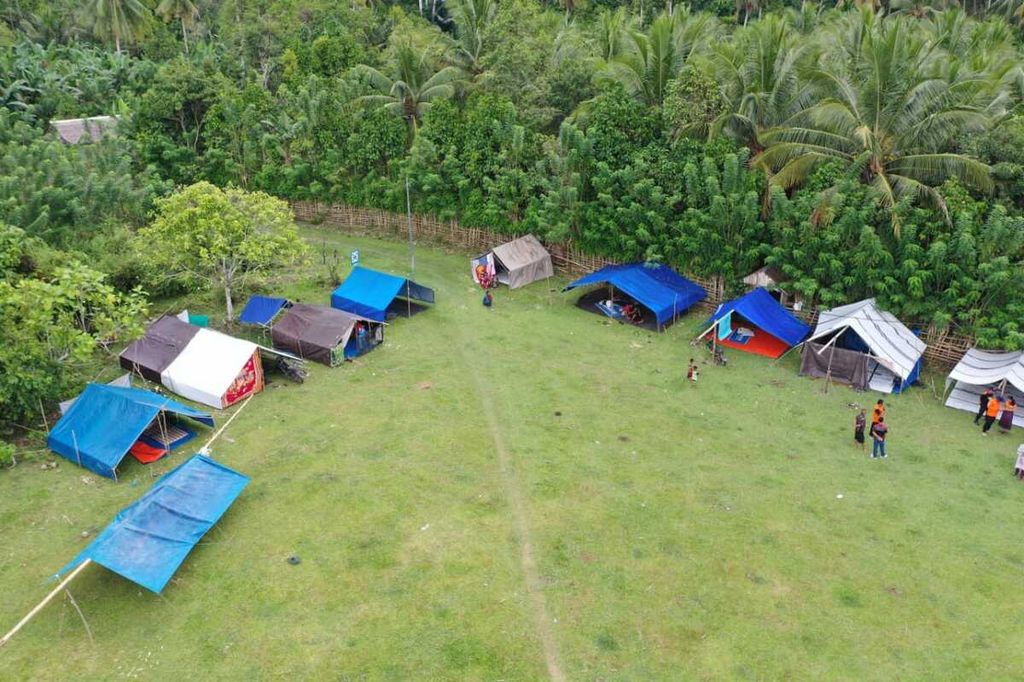 Suasana pengungsian di Desa Pomalulu, Kecamatan Balaesang Tanjung, Donggala, Sulawesi Tengah, Senin (11/9/2023). 