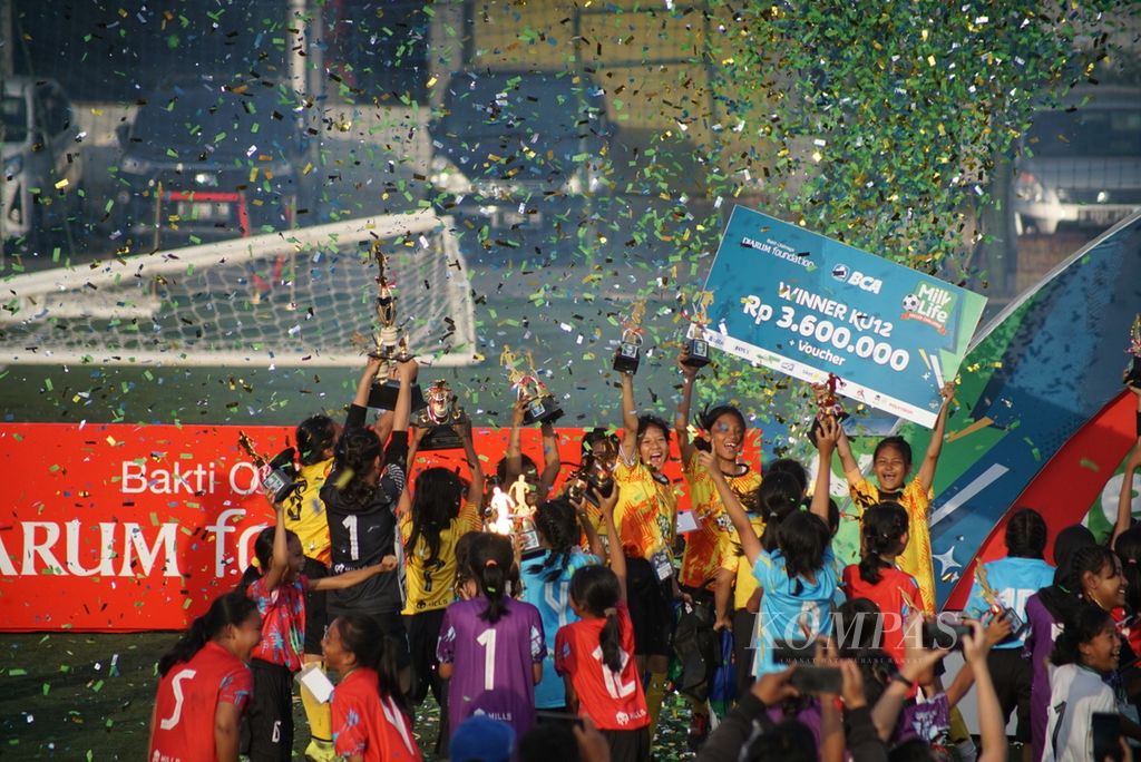 Para pemain merayakan keberhasilan menjuarai turnamen sepak bola putri antar sekolah dasar dan madrasah ibtidaiyah, MilkLife Soccer Challenge, di Lapangan Progresif Sport Center, Bandung, Jawa Barat, Minggu (23/6/2024).