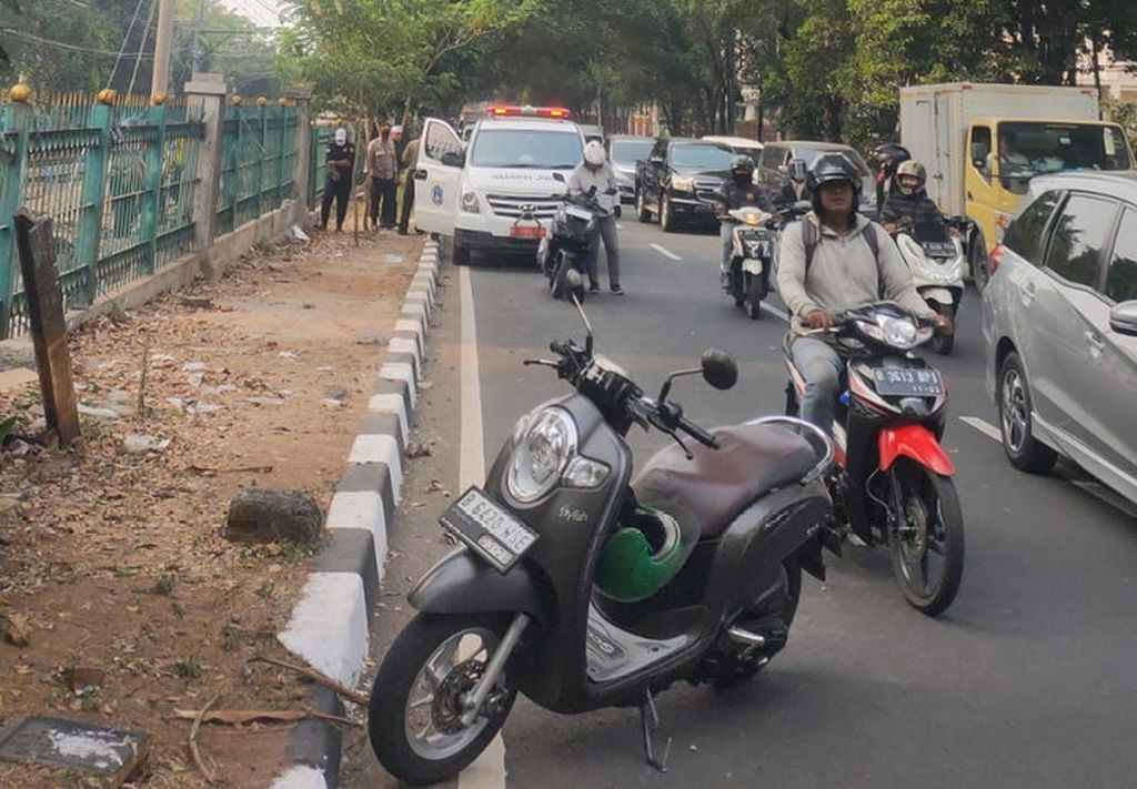 Suasana sekitar lokasi kecelakaan kereta yang menimpa Rubiyanti (57) di sekitar Jalan Patal Senayan, Kelurahan Grogol Utara, Kecamatan Kebayoran Lama, Jakarta Selatan, Jumat (1/9/2023) siang.