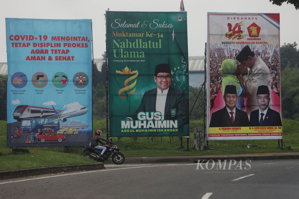 Baliho partai politik dan tokoh partai bersanding dengan baliho iklan layanan masyarakat terpasang di pinggir Jalan Pahlawan Seribu, Tangerang Selatan, Banten, Minggu (20/2/2022). 