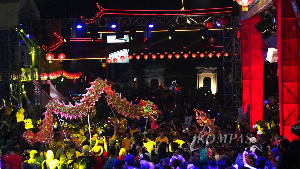 Atraksi naga liong saat acara arak-arakan Bogor Street Fest Cap Go Meh 2020 di Jalan Suryakencana, Bogor, Jawa Barat, Sabtu (8/2/2020). Ribuan warga dengan berbagai latar belakang dan etnis berbaur menyambut dengan antusias acara ini. 
