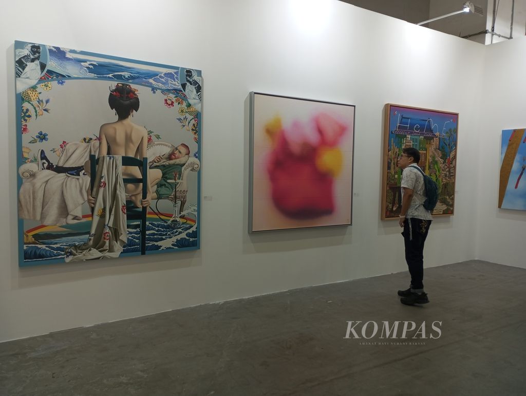 Pengunjung menikmati salah satu stan galeri seni rupa di pameran Art SG 2024 yang berlangsung di Marina Bay Sands Expo & Convention Centre, Jumat (19/1/2024). 