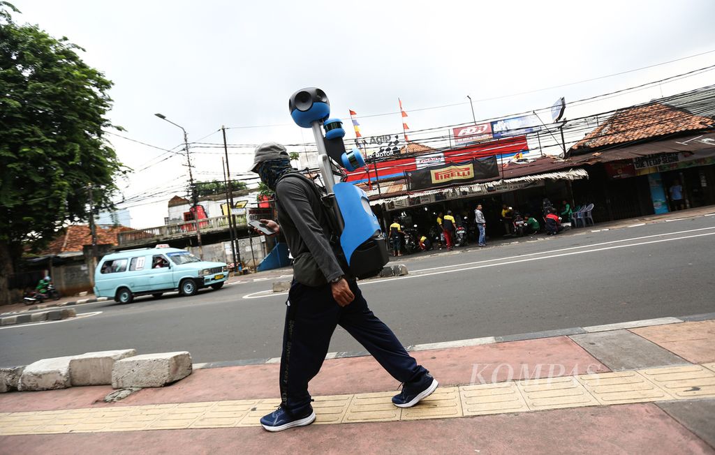 Petugas dengan menggunakan alat yang dilengkapi kamera yang dapat berotasi 360 derajat mendokumentasikan rute bagi pejalan kaki di Jalan Palmerah Barat, Jakarta, Rabu (22/1/2020). Pendokumentasian tersebut digunakan untuk Google Street View, yaitu teknologi yang ditampilkan di Google Maps yang menyediakan panorama interaktif dari berbagai posisi di jalan.
