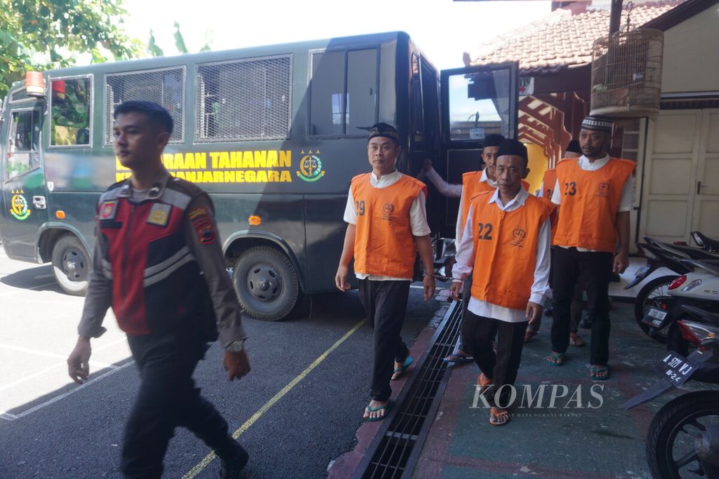 Terdakwa Slamet Tohari (nomor baju 22) datang ke Pengadilan Negeri Banjarnegara, Jawa Tengah, Kamis (1/2/2024).