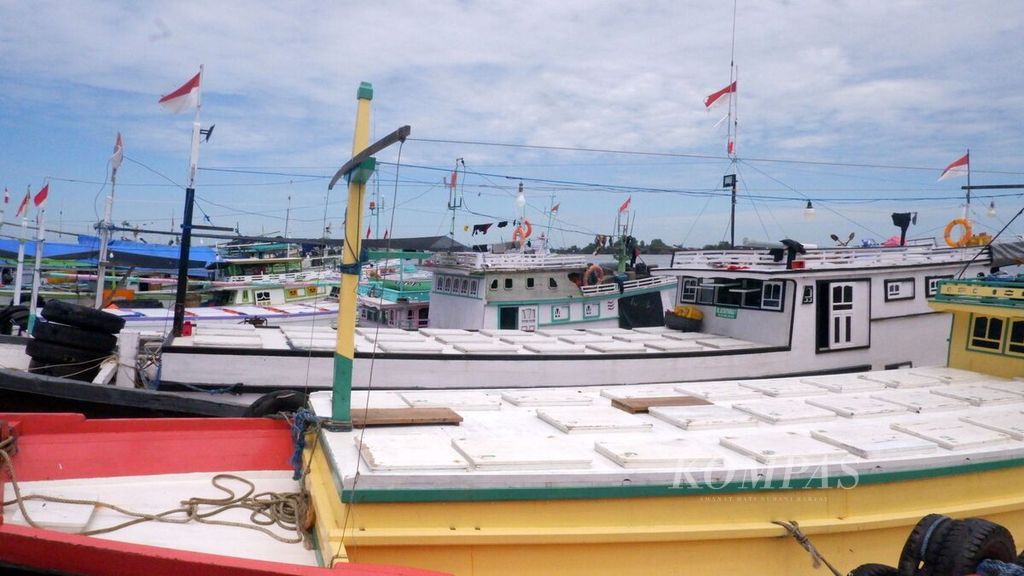 Sejumlah kapal nelayan bersandar di Pelabuhan Perikanan Banjarmasin, Kalimantan Selatan, Rabu (7/9/2022). Nelayan hanya bisa pasrah dengan kenaikan harga solar subsidi dari Rp 5.150 menjadi Rp 6.800 per liter.