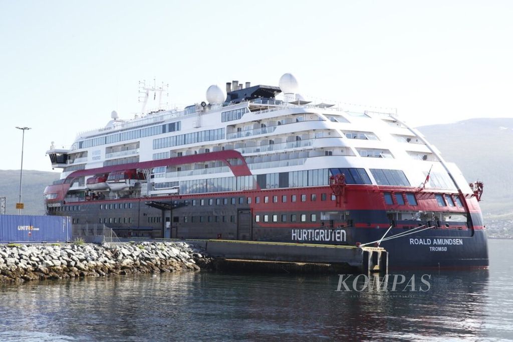 Kapal pesiar asal Norwegia, MS Roald Amundsen, berlabuh di Tromsø, Norwegia, Senin (3/8/2020).  