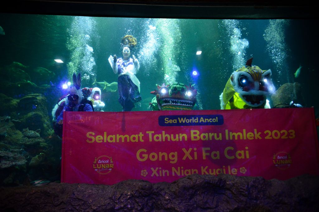 Ucapan tahun baru Imlek dalam penampilan barongsai air di area Sea World, Ancol, Jakarta Utara, Minggu (22/1/2023). 