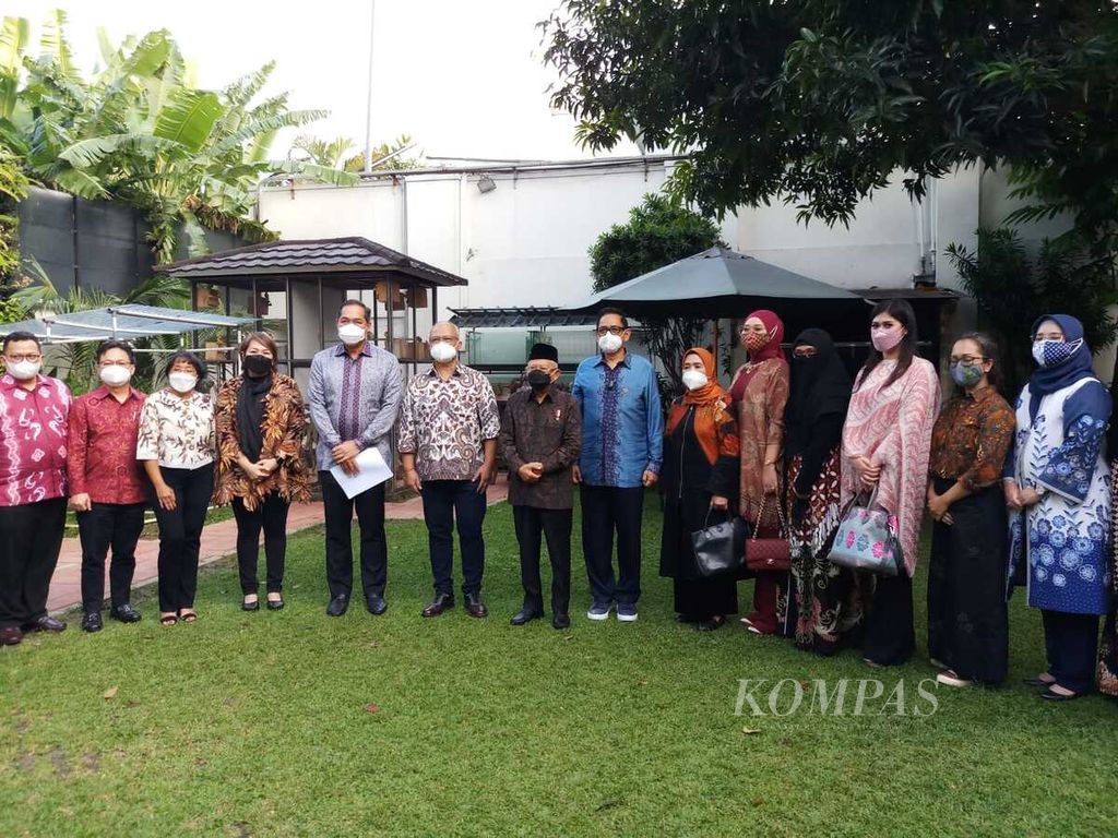 Suasana audiensi Wakil Presiden Ma'ruf Amin dengan Kamar Dagang dan Industri Indonesia, asosiasi, dan perancang di kediaman resmi Wapres, Jalan DIponegoro, Jakarta, Selasa (29/3/2022).