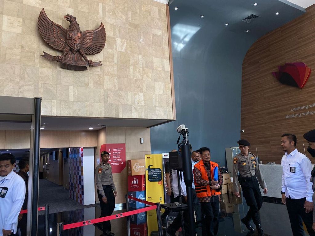 Bekas Menteri Pertanian Syahrul Yasin Limpo berjalan seusai menjalani sidang perdana dugaan pelanggaran etik yang dilakukan Ketua KPK nonaktif Firli Bahuri, di gedung KPK, Jakarta, Rabu (20/12/2023). Sidang tetap berjalan dengan agenda mendengarkan saksi-saksi, meskipun Firli tak hadir.
