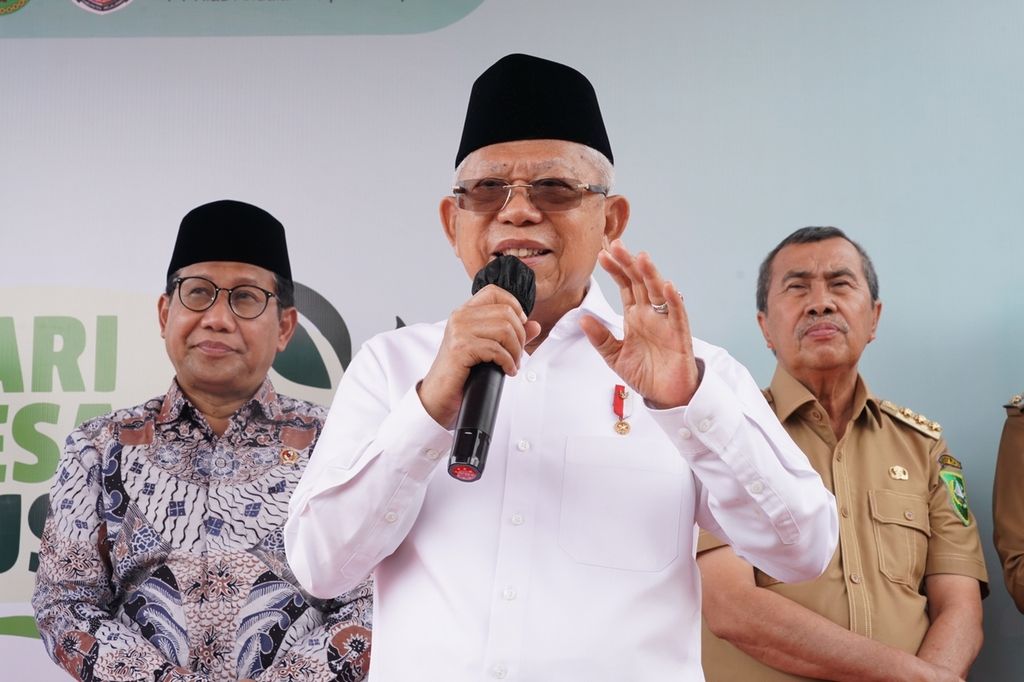 Wakil Presiden Maruf Amin memberikan keterangan kepada wartawan usai menghadiri acara Hari Desa Asri Nusantara 2023, Senin (20/3/2023), di Kabupaten Pelalawan, Provinsi Riau.