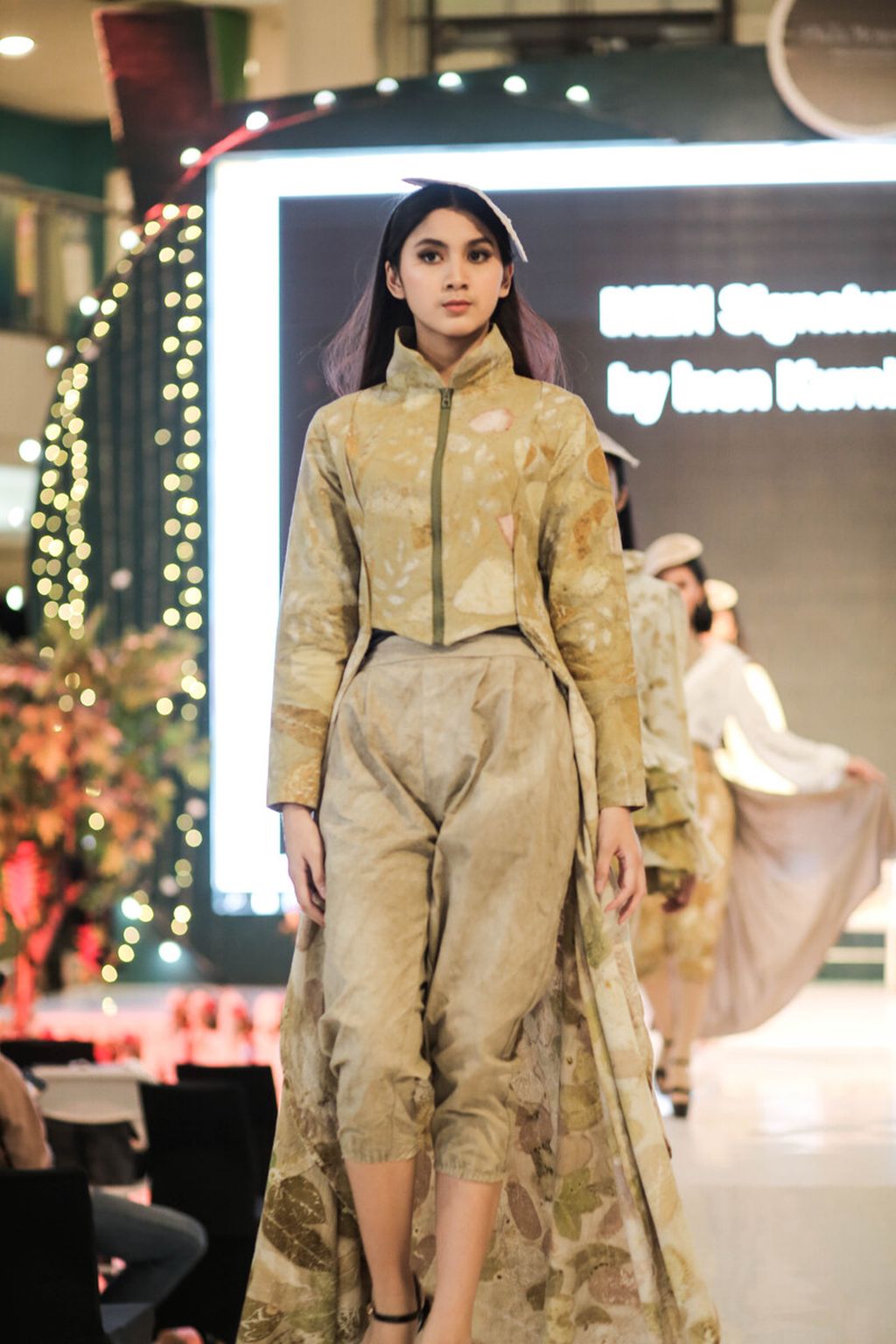 Karya-karya Inen Kurnia diperagakan saat Ecoprint Fashion Week 2022 di Jakarta, Kamis (7/4/2022).