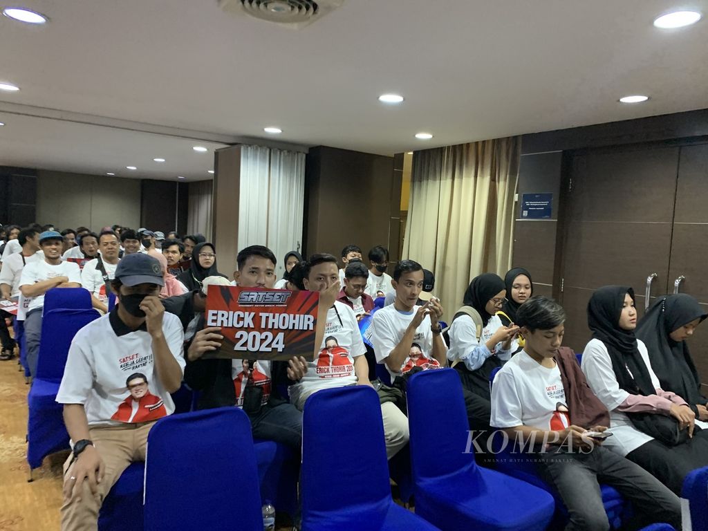 ]Sekumpulan anak muda berkumpul dalam kelompok Sukarelawan Sahabat Setia Erick Thohir di sebuah hotel di Jakarta, Senin (6/3/2023). Dalam kesempatan itu, 