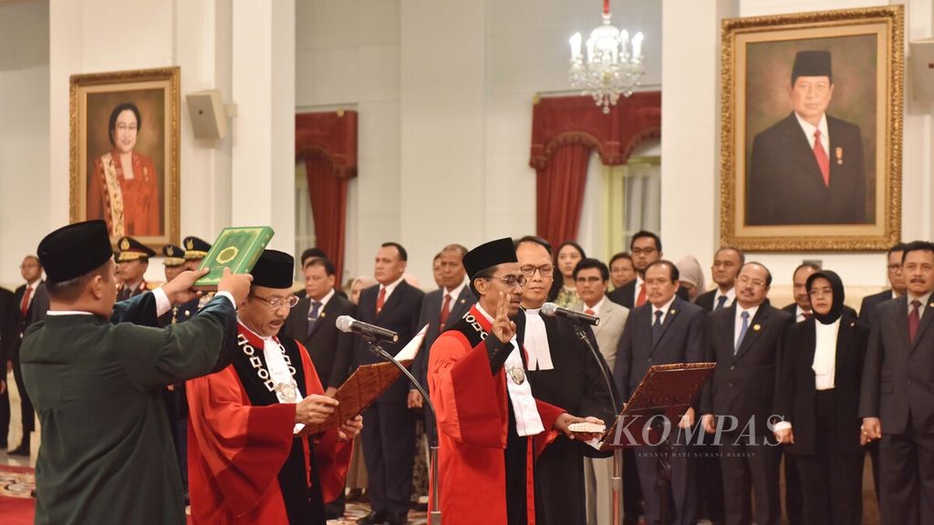 Hakim Mahkamah Konstitusi (MK) Suhartoyo (kiri) dan Daniel Yusmic Pancastaki Foekh mengucapkan sumpah hakim konstitusi di hadapan Presiden Joko Widodo di Istana Negara Jakarta, Selasa (7/1/2019). 