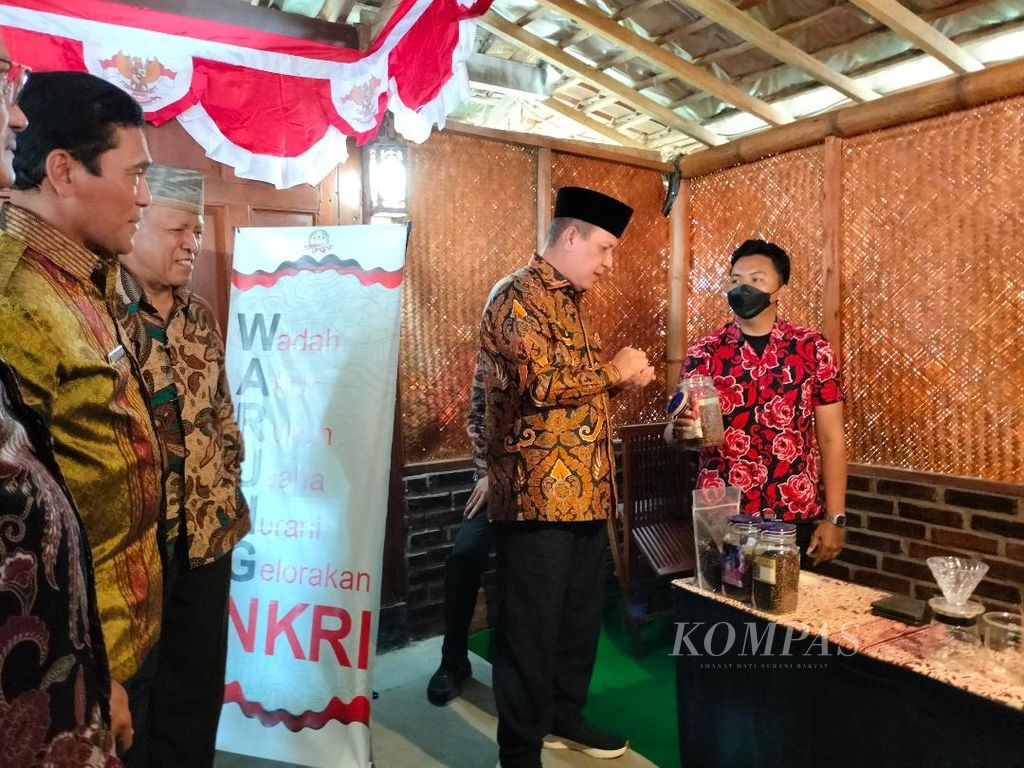 Kepala BNPT Komjen Boy Rafli Amar melihat bijih kopi yang ditampi;lkan di Warung NKRI di Balkondes Borobudur, Senin (24/10/2022).