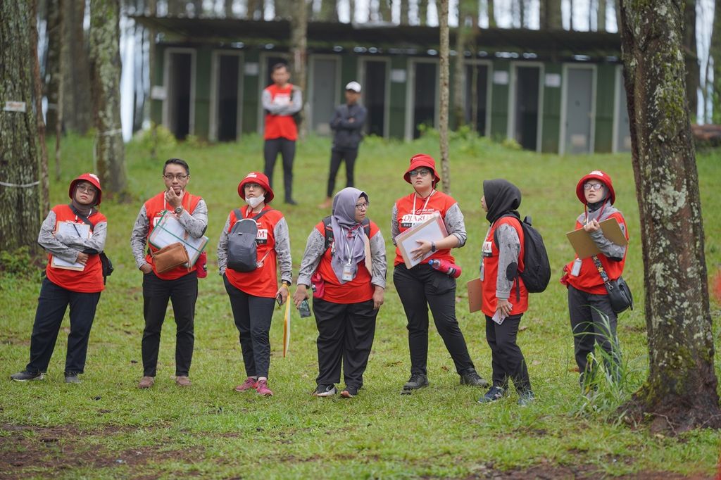 Para psikolog memantau atlet-atlet PB Djarum dalam mancakrida (<i>outbound</i>) di hutan pinus, di Lembang, Jawa Barat, Kamis (11/1/2024).