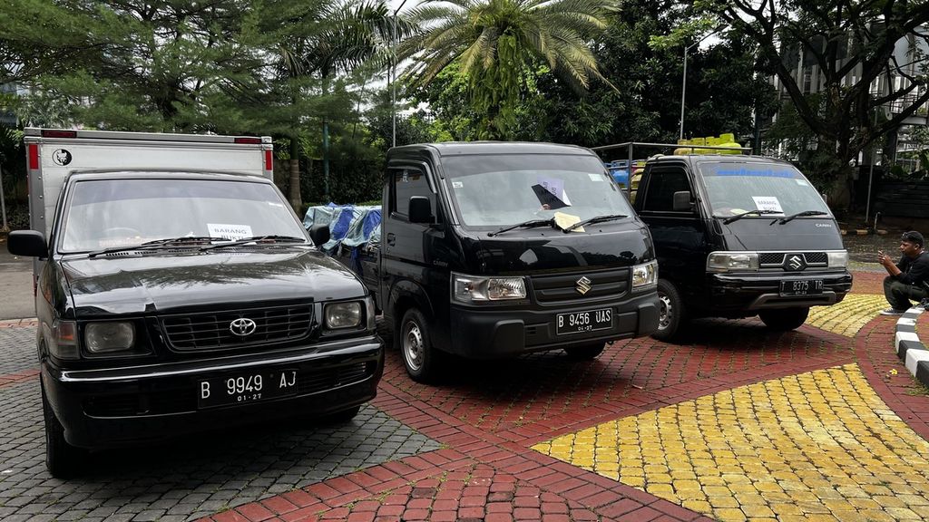Tiga mobil barang bukti pengoplosan elpiji subsidi 3 kg menjadi elpiji nonsubsidi 12 di Polda Metro Jaya pada Jumat (23/12/2022).