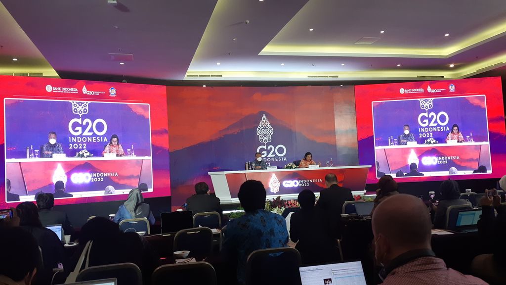 Gubernur Bank Indonesia Perry Warjiyo (kiri) dan Menteri Keuangan Sri Mulyani Indrawati (kanan) dalam Konferensi Pers Hasil Pertemuan Menterian Keuangan dan Gubernur Bank Sentral (FMCBG) Ketiga dalam rangkaian acara G20, di Nusa Dua, Badung, Bali, Sabtu (16/7/2022).