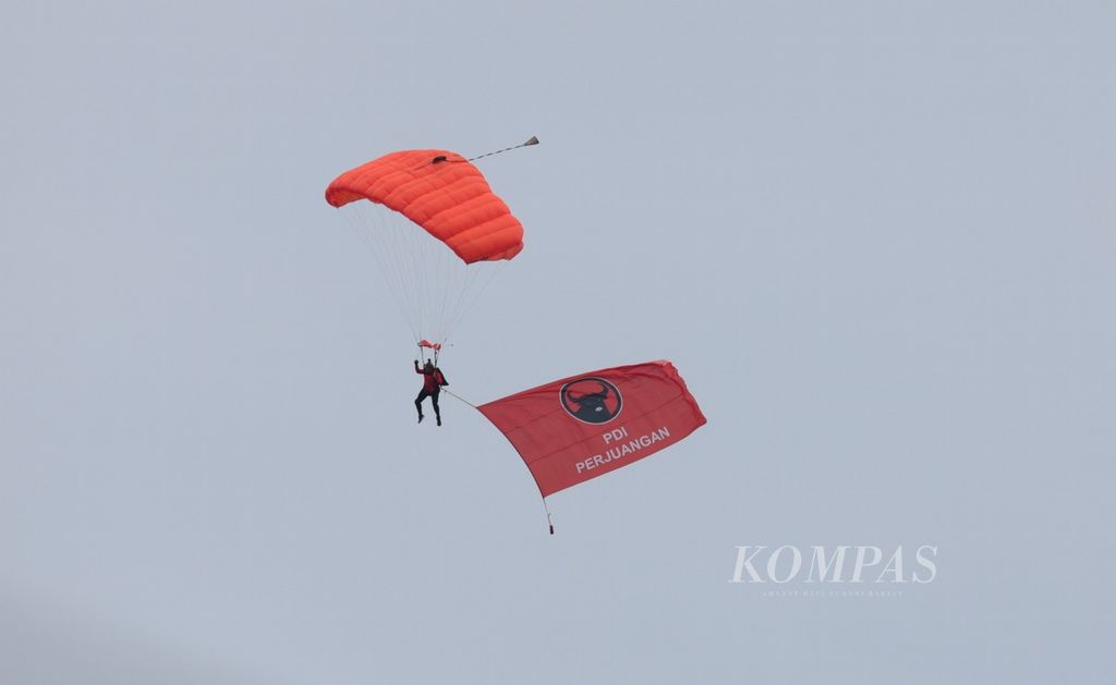 The PDI Perjuangan Cakra Buana Task Force carried the party's flag during the jump in the series of peak events for the 50th anniversary of the PDI Perjuangan in Jakarta, Tuesday (10/1/2023).