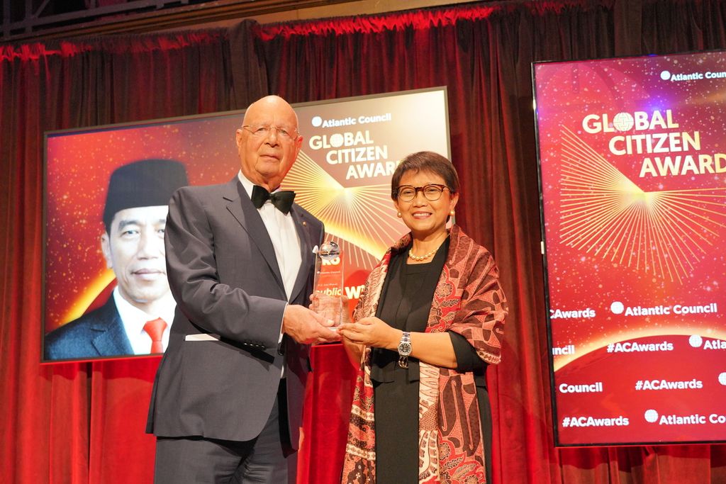 Menteri Luar Negeri Retno Marsudi mewakili Presiden Joko Widodo menerima penghargaan Global Citizen Awards 2022 yang diberikan di Cipriani Hall, New York, Amerika Serikat, Senin (19/9/2022) malam. Presiden Jokowi mendapat penghargaan berkat kiprahnya dalam mendorong kerja sama global.