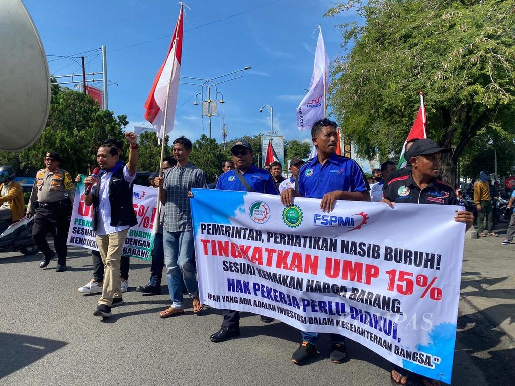 Para buruh di Provinsi Aceh melakukan aksi menuntut kenaikan upah sebesar 15 persen, Senin (20/11/2023). Namun, tuntutan para buruh di Aceh tidak diakomodasi oleh Pemprov Aceh.