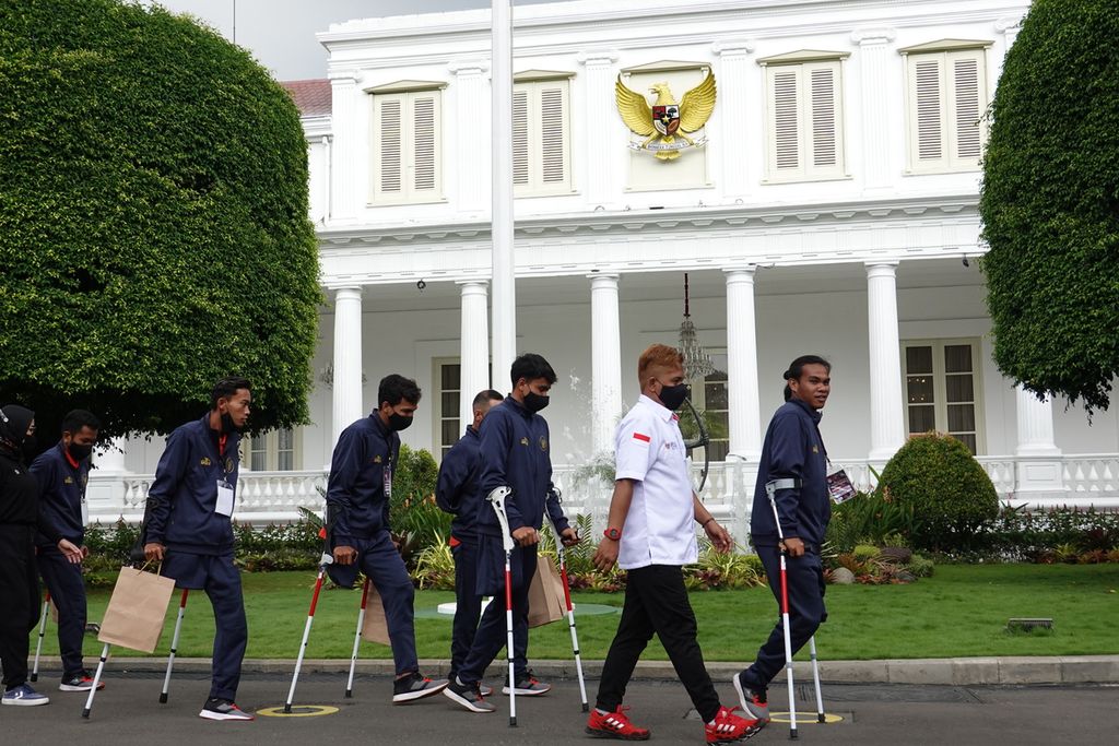 Para atlet Timnas Sepak Bola Amputasi seusai bertemu dengan Presiden Joko Widodo di Kompleks Istana Kepresidenan, Jakarta, Rabu (21/9/2022). Timnas melaporkan kesiapannya untuk bertanding di Piala Dunia Amputasi 2022 di Istanbul, Turki, 1-9 Oktober.