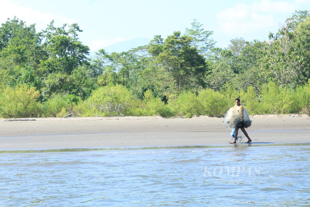 Seorang nelayan bersiap menjaring ikan di muara Teluk Kayeli, Kecamatan Teluk Kayeli, Kabupaten Buru, Maluku, Rabu (6/9/2023). 