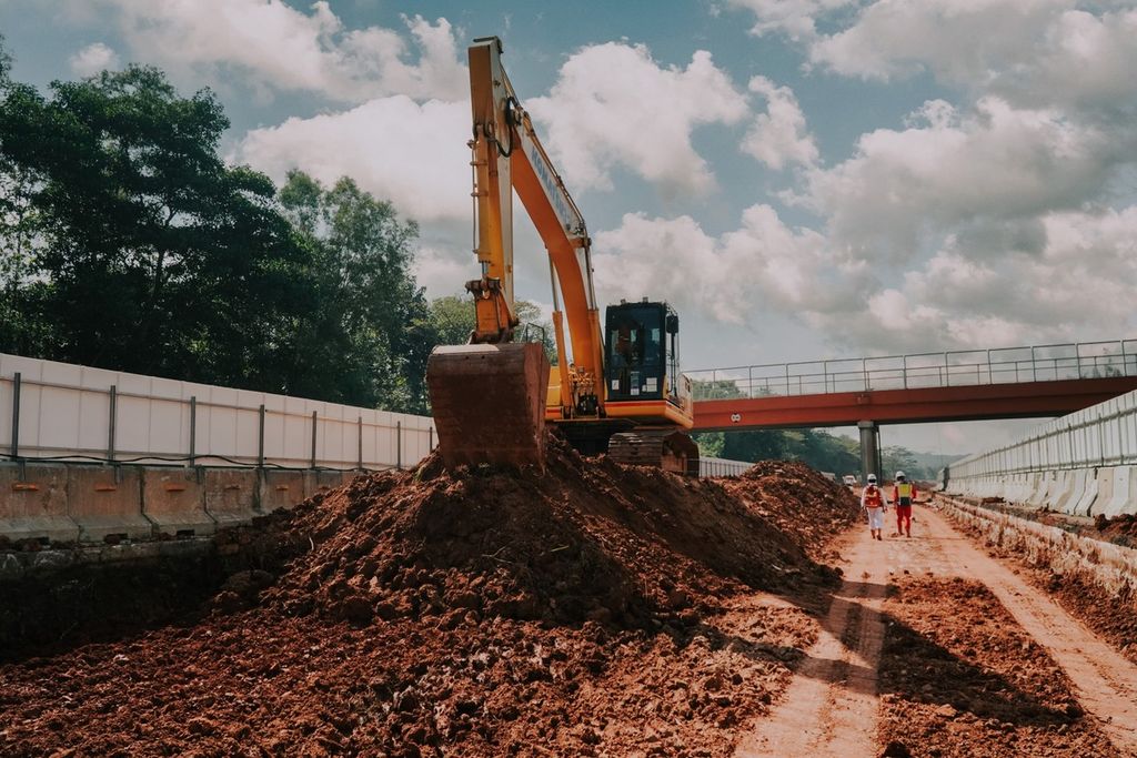 Pengerjaan satu lajur tambahan di Jalan Tol Cikopo-Palimanan (Cipali) pada Km 87 hingga Km 110, beberapa waktu lalu. 