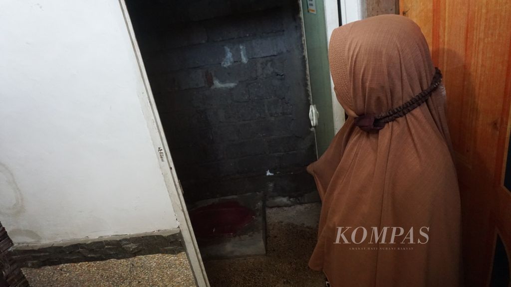 Baiq Remlah (53) shows the sanitation access built with assistance from Baznas at her home in Kotaraja Village, Sikur District, East Lombok Regency, West Nusa Tenggara, on Tuesday (7/5/2024).