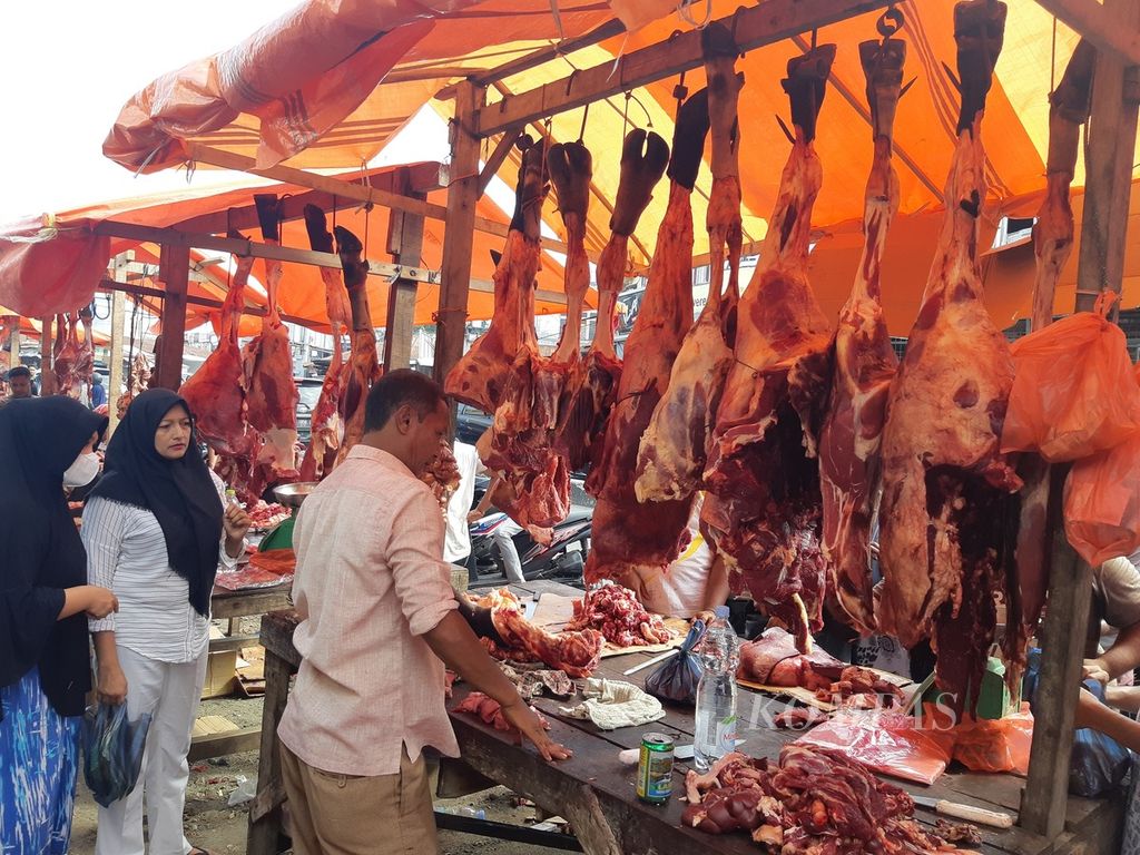 Suasana <i>meugang</i> di Pasar Ulee Kareng, Kota Banda Aceh, Provinsi Aceh, Sabtu (9/7/2022). Ternak yang dipotong untuk <i>meugang</i> telah melalui pemeriksaan kesehatan agar terhindar dari penyakit mulut dan kuku.