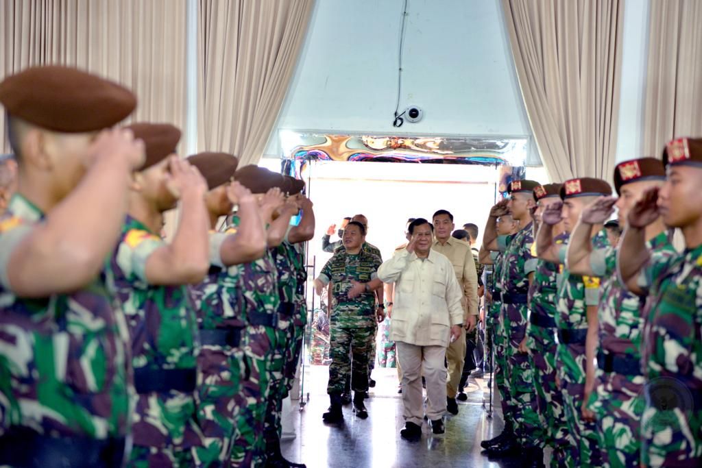 Menteri Pertahanan Prabowo Subianto mengingatkan para komandan satuan TNI AD untuk terus belajar tentang pertahanan di Magelang, Jawa Tengah, 23 Juni 2022.