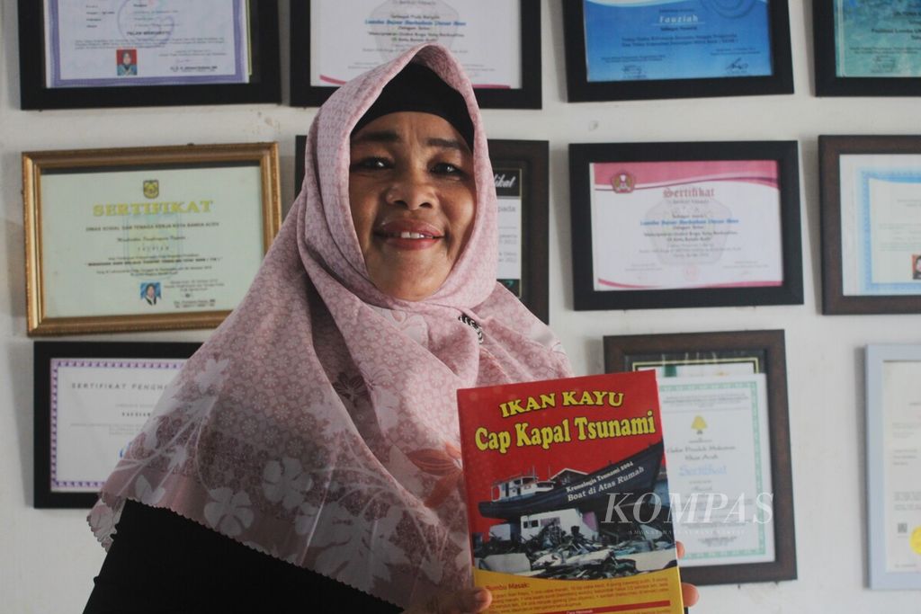 Fauziah Basyariah (54), a resident of Lampulo Village, Kuta Alam District, Banda Aceh City, displays a ready-to-eat packaging of "keumamah".