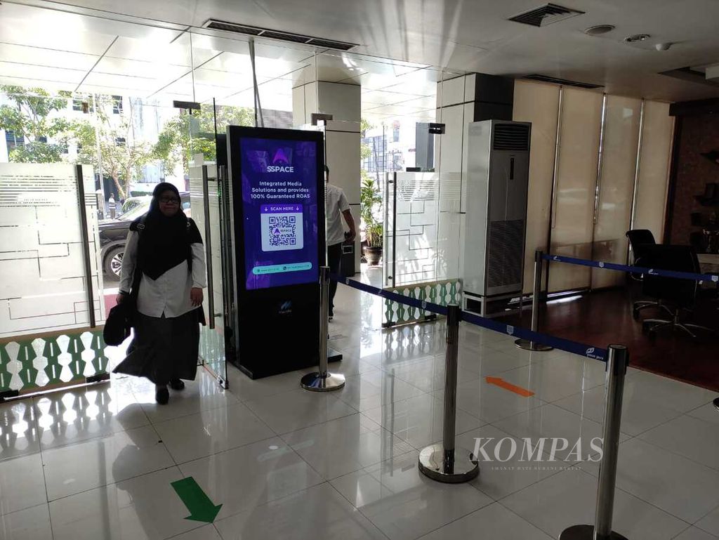 Seorang pegawai memasuki kantor PD Pasar Jaya di Jakarta, Selasa (5/3/2024).