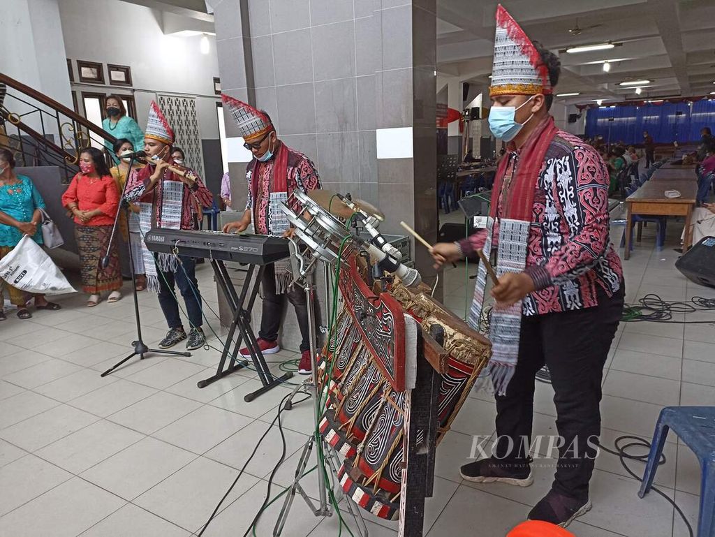 Music groups sing various songs at a wedding ceremony at Wisma GKPI Sriwijaya, Medan, North Sumatra, Saturday (12/2/2022)..