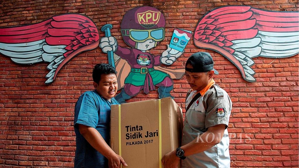 Petugas dari Komisi Pemilihan Umum Kota Tangerang Selatan membawa tinta sidik jari untuk keperluan Pilkada Banten di kantor KPU Tangsel, Serpong, Tangerang Selatan, Banten, Senin (23/1/2017). 