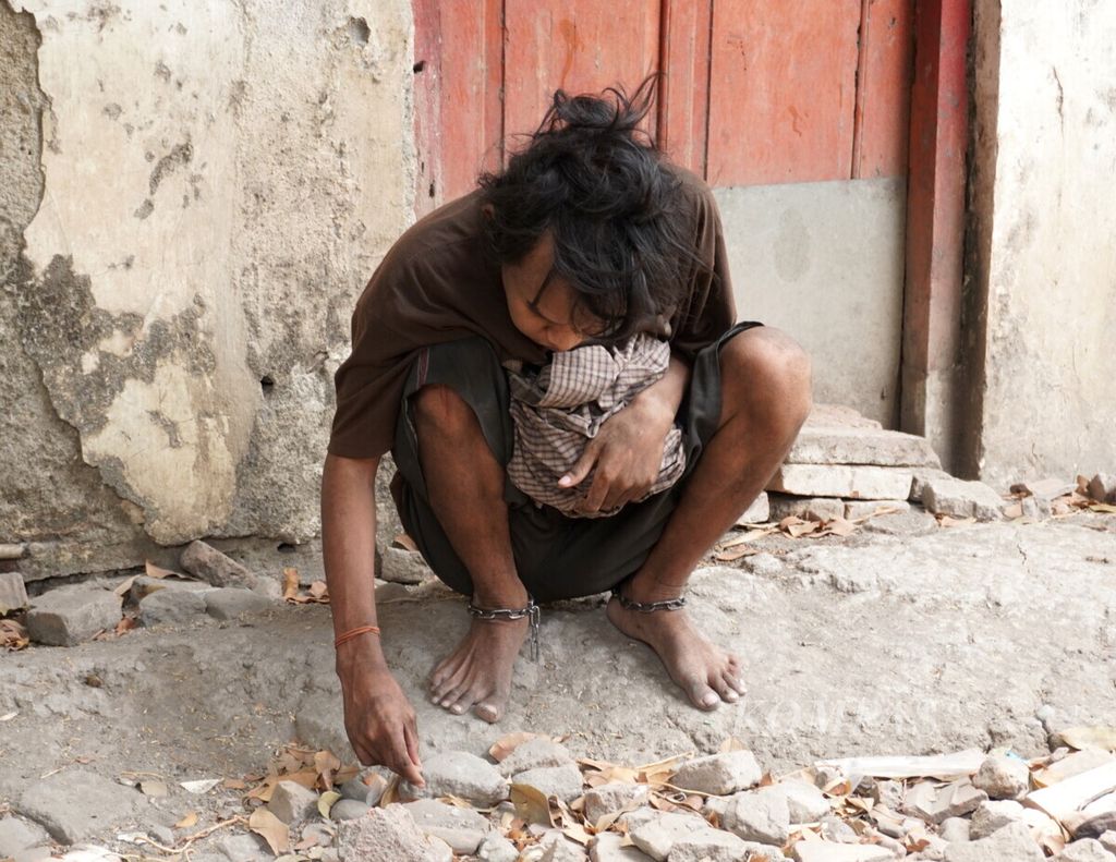 Triyono (27), salah satu penderita gangguan jiwa di Desa Buaran, Kecamatan Jatibarang, Brebes, dipasung keluarganya karena sering kali mengamuk dan merusak barang. Sudah belasan tahun Triyono menderita gangguan jiwa, tetapi dia tidak pernah dibawa berobat secara medis. Foto diambil pada senin (7/10/2019).