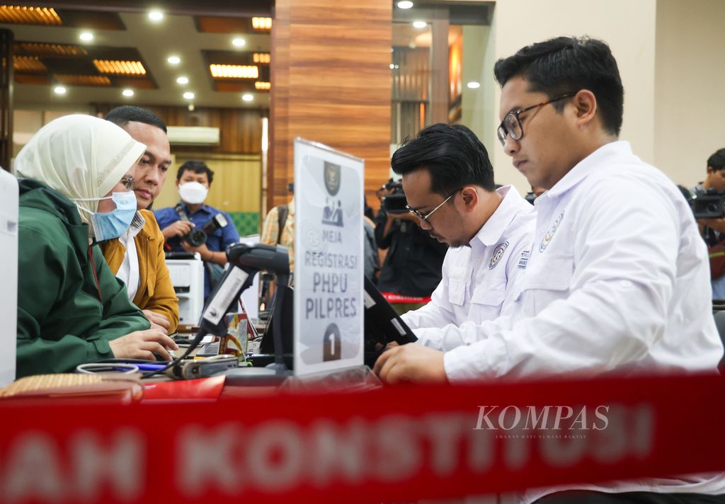 Tim hukum pasangan calon presiden dan calon wakil presiden nomor urut 1, Anies Baswedan-Muhaimin Iskandar, mengajukan pendaftaran Perselisihan Hasil Pemilihan Umum di Mahkamah Konstitusi, Jakarta, Kamis (21/2024).  