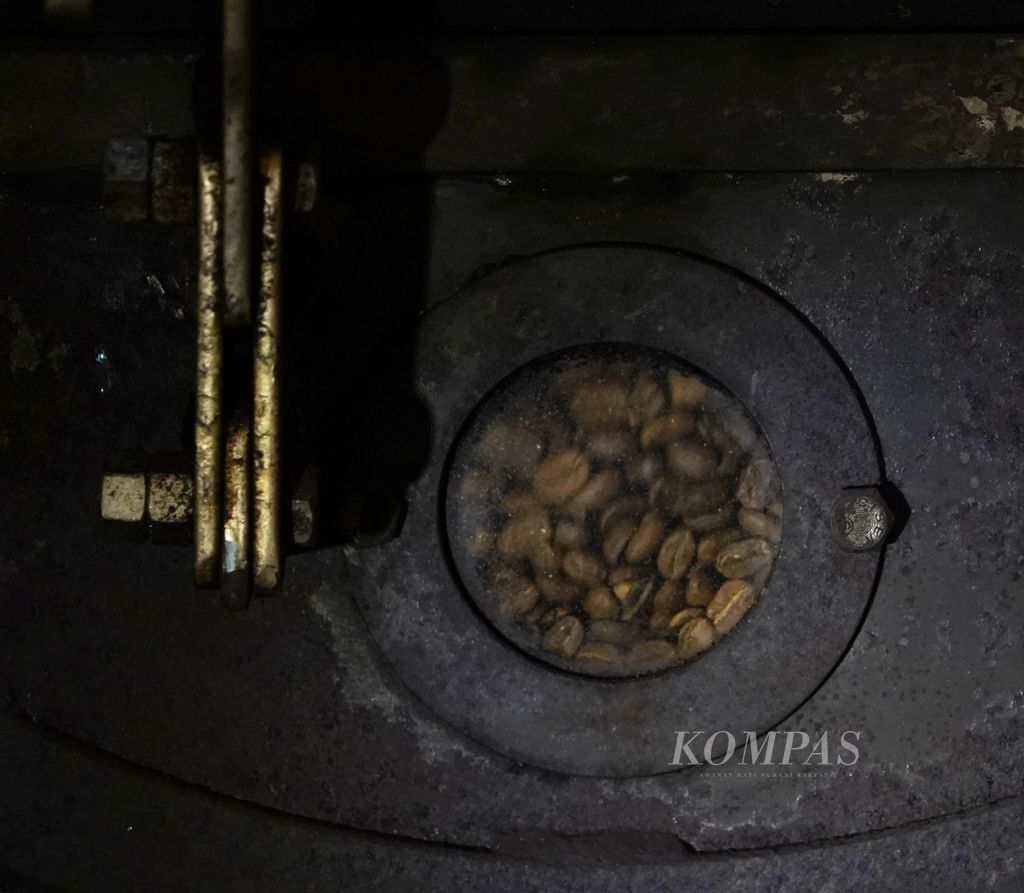 Pemanggangan (<i>roasting</i>) biji kopi arabika di Rumah Kopi Amungme Gold, Timika, Papua, Kamis (17/3/2022).