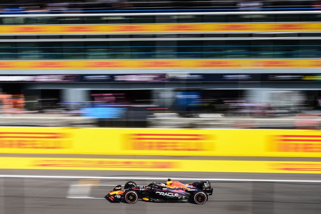 Pebalap Red Bull, Max Verstappen, memimpin balapan Grand Prix Formula 1 seri Italia di Sirkuit Monza, Monza, Italia, Minggu (3/9/2023). 