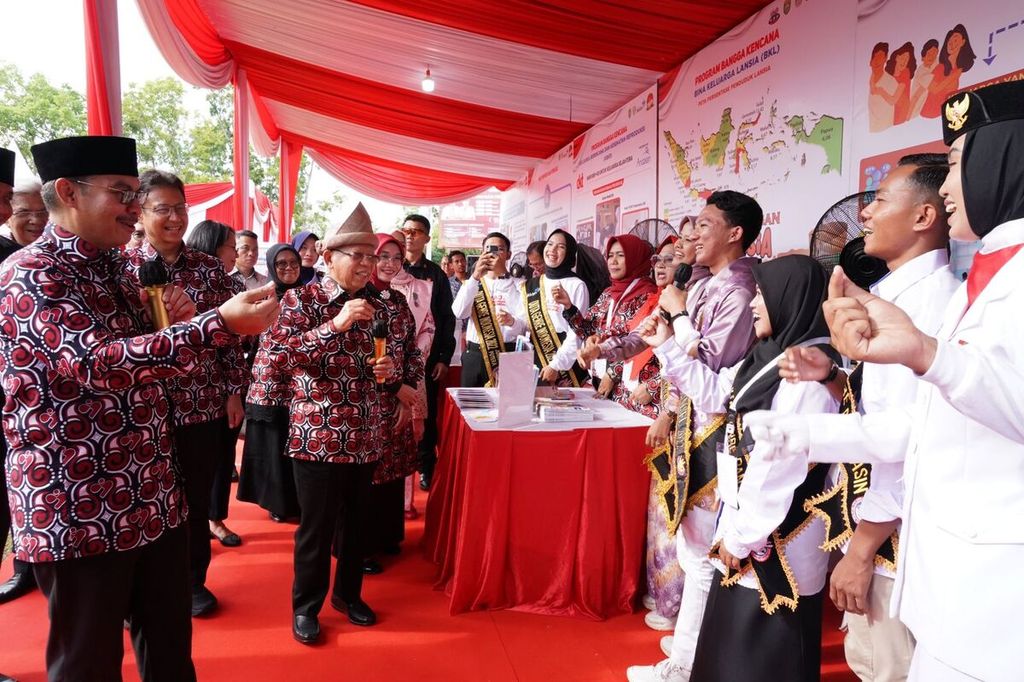 Wakil Presiden Ma'ruf Amin berinteraksi dengan peserta peringatan Hari Keluarga Nasional (Harganas) ke-30 tahun 2023 di Lapangan Kantor Bupati Banyuasin, Kabupaten Banyuasin, Sumatera Selatan, Kamis (6/7/2023).